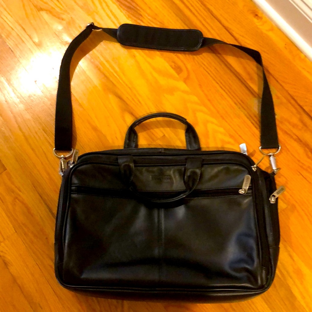 Kenneth Cole Reaction Blk Leather Bag- Mint Cond.